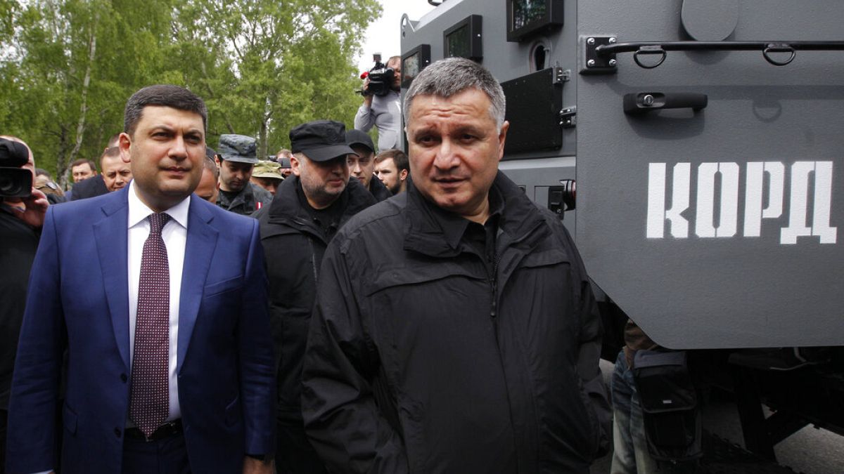 Ukrayna eski İçişleri Bakanı Arsen Avakov (sağda)