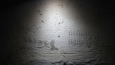 Graffiti sur le mur d'une cellule de torture, à Kherson, en Ukraine