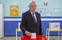 الرئيس التونسي قيس سعيّد خلال الإدلاء بصوته بالانتخابات النيابية