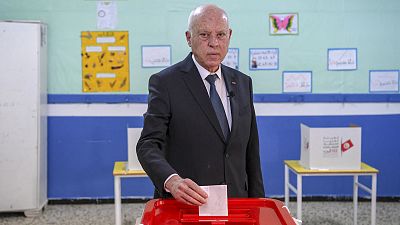 الرئيس التونسي قيس سعيّد خلال الإدلاء بصوته بالانتخابات النيابية