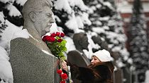  زهورعلى تمثال نصفي للزعيم السوفيتي جوزيف ستالين على قبره بالقرب من جدار الكرملين في الساحة الحمراء في موسكو، روسيا، 21 ديسمبر، 2022  2022
