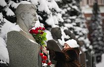  زهورعلى تمثال نصفي للزعيم السوفيتي جوزيف ستالين على قبره بالقرب من جدار الكرملين في الساحة الحمراء في موسكو، روسيا، 21 ديسمبر، 2022  2022