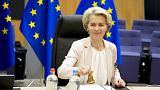 أورسولا فون دير لاين تشير إلى بدء الاجتماع الأسبوعي لهيئة المفوضين في مقر الاتحاد الأوروبي في بروكسل- 25 يناير 2023