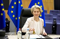رئيسة المفوضية الأوروبية أورسولا فون دير لاين في بداية الاجتماع الأسبوعي لهيئة المفوضين في مقر الاتحاد الأوروبي في بروكسل، 25 يناير 2023