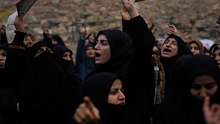 Török nők tüntetnek az isztambuli svéd konzulátus előtt