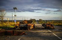 Kiégett tankok az Izjumot Harkivval összekötő úton