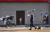 La guerra, anche sui muri di Kiev. 