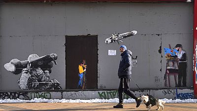 La guerra, anche sui muri di Kiev. 