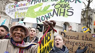 Des manifestants agitent des banderoles alors qu'ils se tiennent à Westminster à Londres, le mercredi 1er février 2023