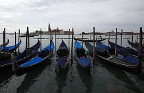 Gondeln in Venedig liegen vor Anker