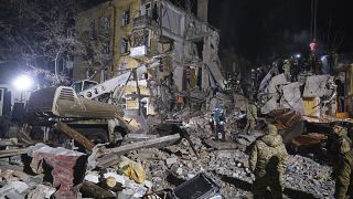 Equipas de resgate limpam os escombros após ataque com míssil a edifício residencial em Kramatorsk