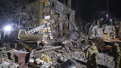 عمال الطوارئ يزيلون الأنقاض بعد أن أصاب صاروخ روسي مبنى سكنيا في كراماتورسك في أوكرانيا. 2023/02/01