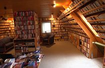 Bücher bis unters Dach in der privaten Bibliothek in Mettingen in NRW