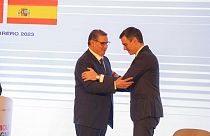 رئيس الحكومة المغربي عزيز أخنوش يحيي رئيس الوزراء الإسباني بيدرو سانشيز أثناء مشاركتهما في المنتدى المغربي الإسباني في الرباط، المغرب، الأربعاء 1 فبراير 2023.