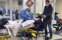 فحص المرضى المسنين عند وصولهم إلى قاعة الطوارئ بمستشفى في بكين، الصين، الخميس 19 يناير 2023. 