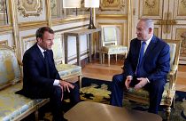 امانوئل ماکرون، رئیس جمهور فرانسه، چپ، و بنیامین نتانیاهو، نخست وزیر اسرائیل، در نشستی در کاخ الیزه، در پاریس، سه شنبه، ۵ ژوئن ۲۰۱۸