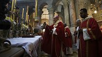 البطريرك اللاتيني بييرباتيستا بيتسابالا يترأس قداسا في كنيسة القيامة حيث يعتقد العديد من المسيحيين أن يسوع قد صلب ودفن وقام من بين الأموات، الثلاثاء 10 يناير 2023