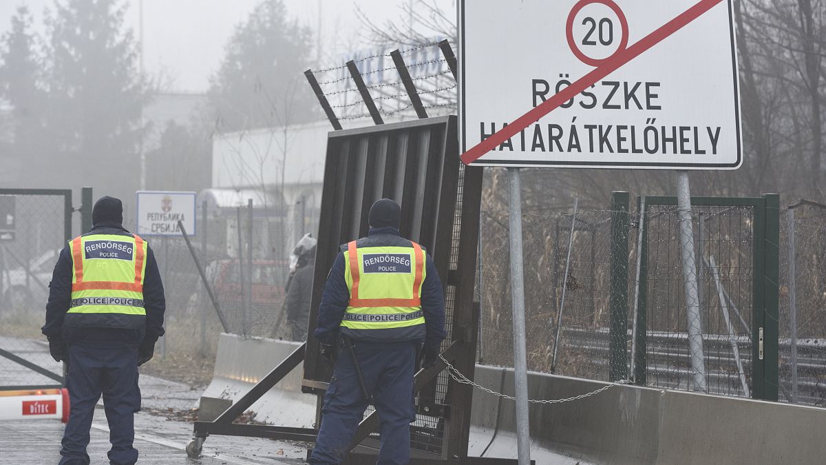 Magyar rendőrök a röszkei határátkelőnél 2020-ban