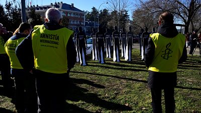 احتجاج منظمة العفو الدولية أمام قصر لا مونكلوا في مدريد