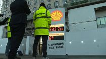 Les militants de Greenpeace devant le siège de Shell à Londres, le 2 février 2023