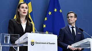 A finn kormányfő, Sanna Marin, a svéd miniszterelnökkel, Ulf Kristerssonnal tartott közös sajtótájékoztatón