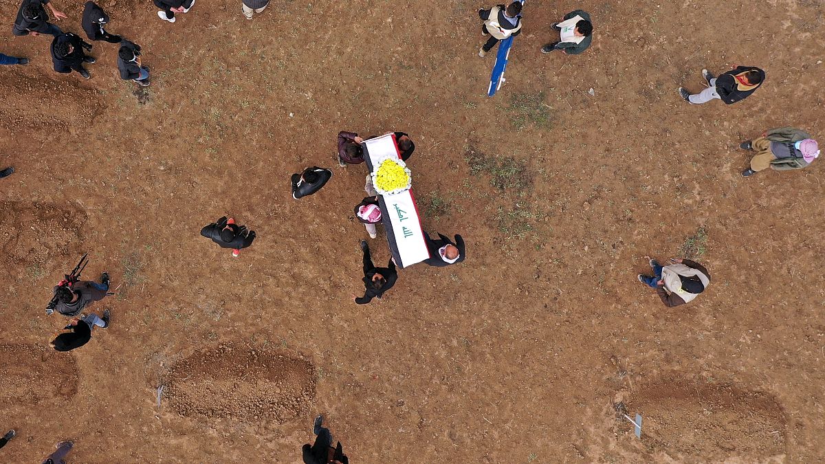 مشيعون يستعدون لدفن رفات ضحايا إيزيديّين في مقبرة في سنجار - أرشيف