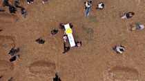 مشيعون يستعدون لدفن رفات ضحايا إيزيديين في مقبرة في سنجار - أرشيف