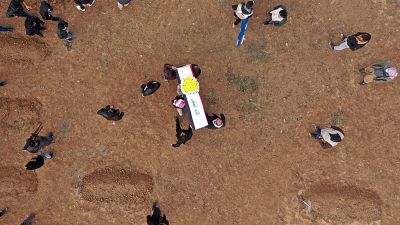 مشيعون يستعدون لدفن رفات ضحايا إيزيديين في مقبرة في سنجار - أرشيف
