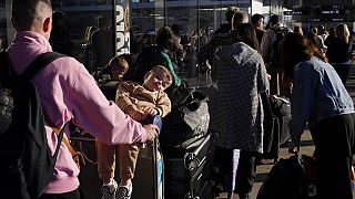 İsrailli bir çift uçağa binebilmek için bebeklerini check-in kontuarında bıraktı