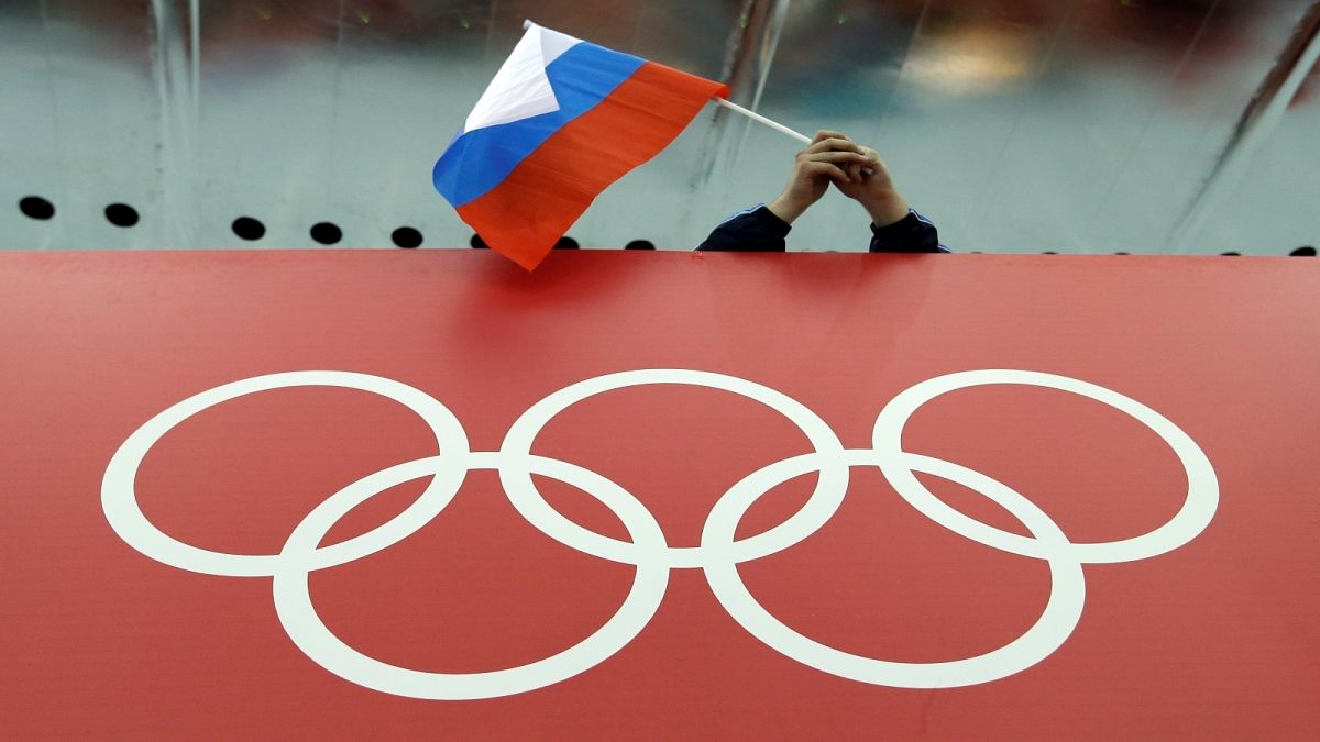 علم روسيا فوق شعار الأولمبياد