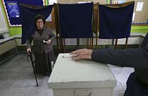 Ηλικιωμένη ασκεί το εκλογικό της δικαίωμα στη Λεμεσό στις προεδρικές εκλογές του 2018