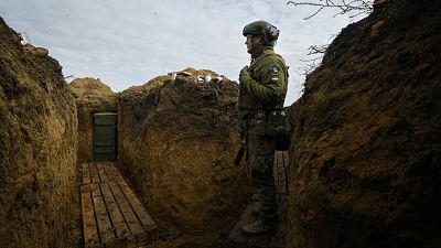 Украинский солдат в окопе под Херсоном