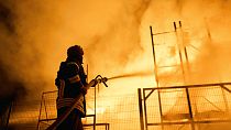 Brennendes Einkaufszentrum in Cherson in der Ukraine
