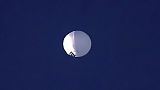 Nagy fehér alakzat az égen Montana állam felett 2023. február 1-jén.  A Pentagon nem erősítette meg, hogy a képen látható objektum a térfigyelő léggömb.