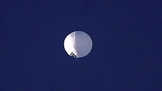 Nagy fehér alakzat az égen Montana állam felett 2023. február 1-jén.  A Pentagon nem erősítette meg, hogy a képen látható objektum a térfigyelő léggömb.