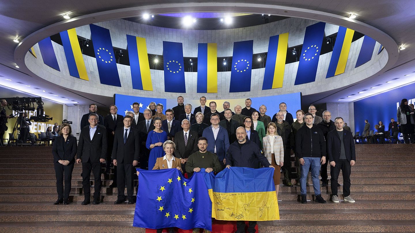 Zelenski: la cumbre de la UE en Kiev es "la prueba de que Rusia no puede doblegarnos" | Euronews