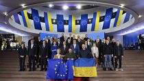 La présidente de la Commission européenne Ursula von der Leyen (1er rang à gauche) et le président ukrainien V. Zelensky (au centre) - Kyiv, le 02/02/2023