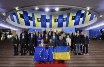 La présidente de la Commission européenne Ursula von der Leyen (1er rang à gauche) et le président ukrainien V. Zelensky (au centre) - Kyiv, le 02/02/2023