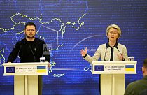 Il Presidente ucraino Volodymyr Zelensky, a sinistra, e la Presidente della Commissione europea Ursula von der Leyen durante una conferenza stampa. 3 febbraio 2023