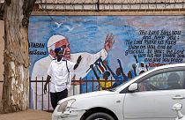   لوحة جدارية للبابا فرانسيس في أحد شوارع العاصمة جوبا بجنوب السودان- 2 فبراير 2023