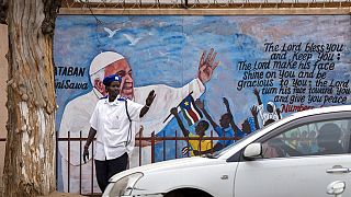   لوحة جدارية للبابا فرانسيس في أحد شوارع العاصمة جوبا بجنوب السودان- 2 فبراير 2023