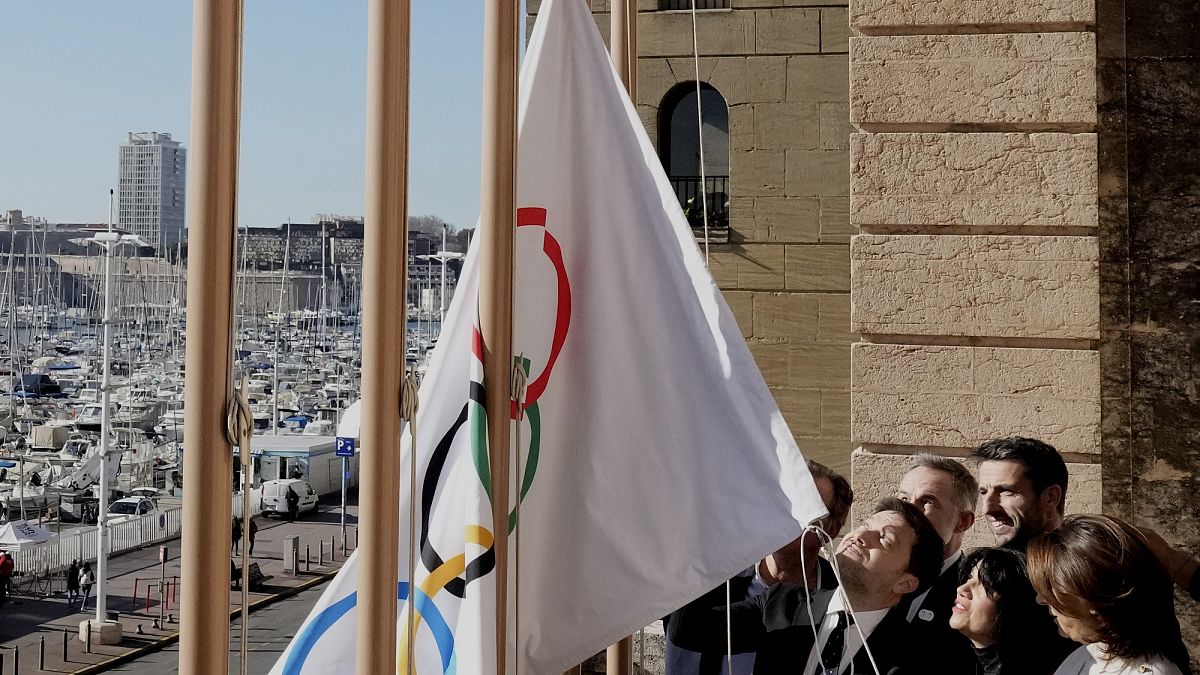 Олимпийский флаг в Марселе: туда весной следующего года прибудет Олимпийский огонь
