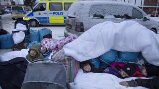 أطفال سوريون ينامون خارج مؤسسة تعنى بالمهاجرين خارج العاصمة السويدية ستوكولهم 08/01/2016