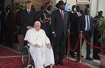 Президент Южного Судана Сальва Киир (справа) встретил папу римского Франциска (слева) в аэропорту Джубы, 3 февраля 2023 года.