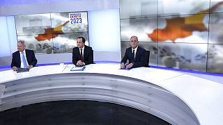   المرشحون الرئاسيون: أندرياس مافروجياني، ونيكوس كريستودوليديس، و أفيروف نيوفيتو، قبل مناظرتهم المتلفزة  في نيقوسيا، قبرص، 1 فبراير 2023. 