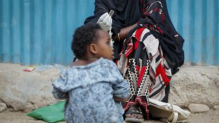 Safia Ibrahim bemutatja a kamerának a női nemi szervek megcsonkításához használt pengét. 2022, Szomáliföld.
