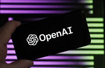 شعار شركة   OpenAI مصنعة جي بي تي على شاشة هاتف ذكي في نيويورك، الولايات المتحدة.