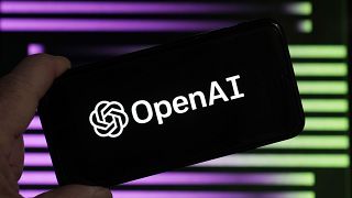 شعار شركة   OpenAI مصنعة جي بي تي على شاشة هاتف ذكي في نيويورك، الولايات المتحدة.
