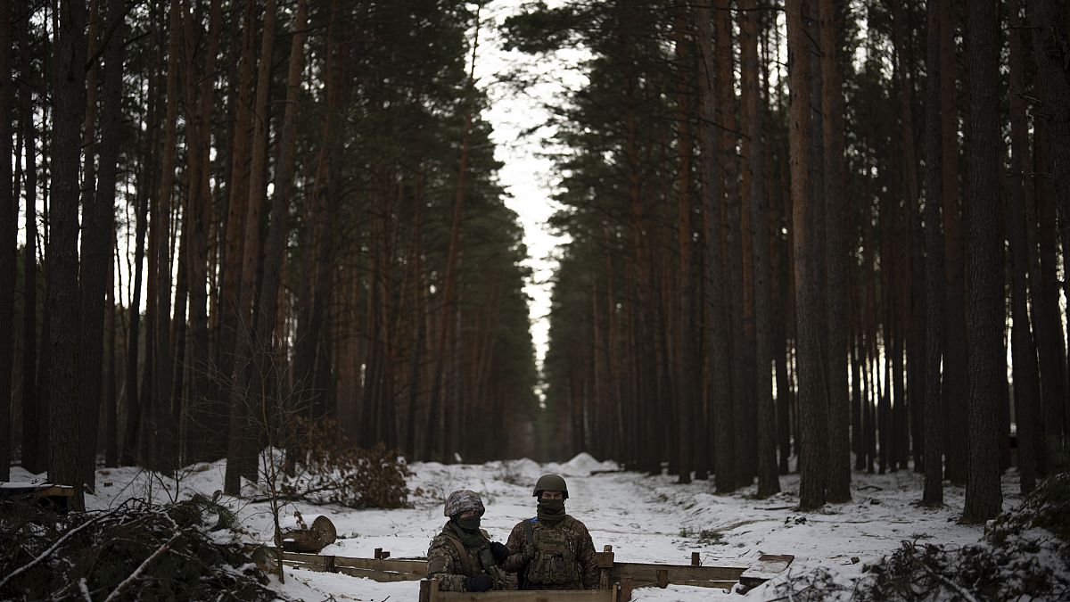 Ukrainische Soldaten stehen in der Nähe der Grenze zu Weißrussland, Ukraine, Mittwoch, 1. Februar 2023. 