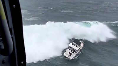 خفر السواحل في منطقة شمال غرب الباسفيك ينقذون رجلا قذفت الامواج قاربه بنهر كولومبيا بولاية أوريغون